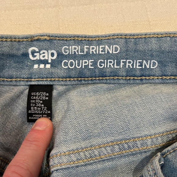 Gap Girlfriend jeans. Size 6/28R - Picture 2 of 2